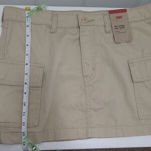 LEVI'S MINI CARGO SHIRT SIZE 29 BUTTON CLOSURE BELT LOOPS 2 SIDE POCKETS  NEW .